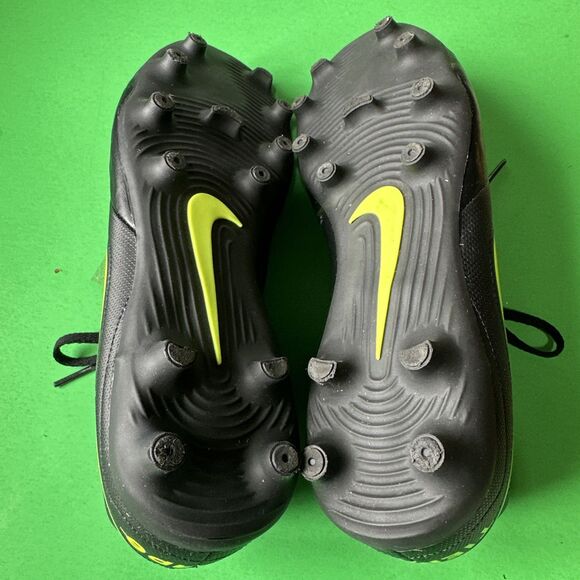Nike Tiempo Youth Soccer Cleats Size 6Y - Picture 4 of 4